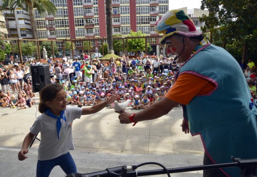 O Paiaso Popín acende a ilusión de máis dun cento de nenos no primeiro día das festas